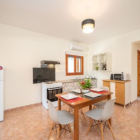 Afroditi Holiday Home - Yellow Apartment スヴォロナータ エクステリア 写真