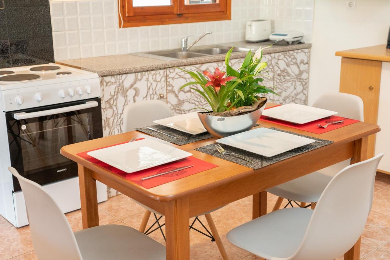 Afroditi Holiday Home - Yellow Apartment スヴォロナータ エクステリア 写真
