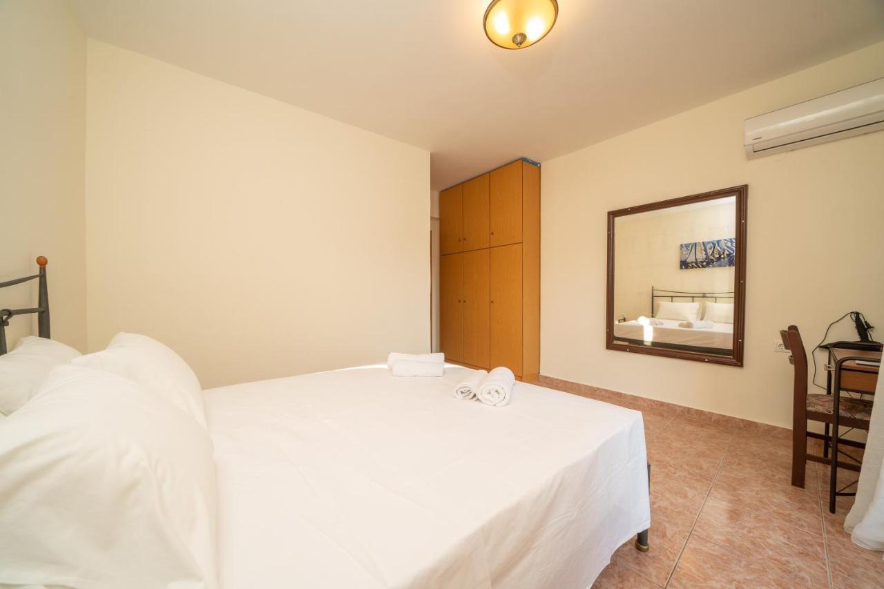 Afroditi Holiday Home - Yellow Apartment スヴォロナータ エクステリア 写真