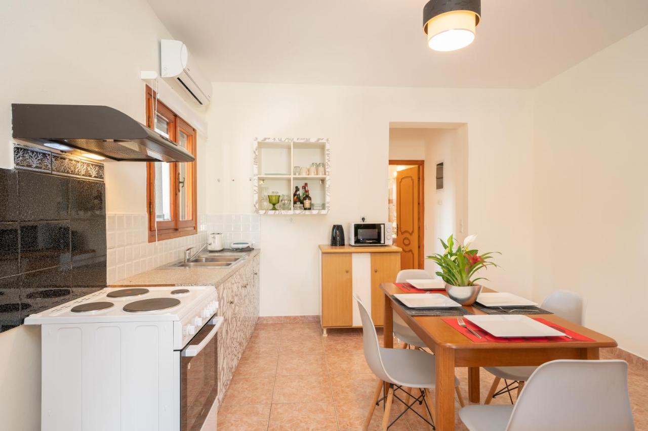 Afroditi Holiday Home - Yellow Apartment スヴォロナータ エクステリア 写真