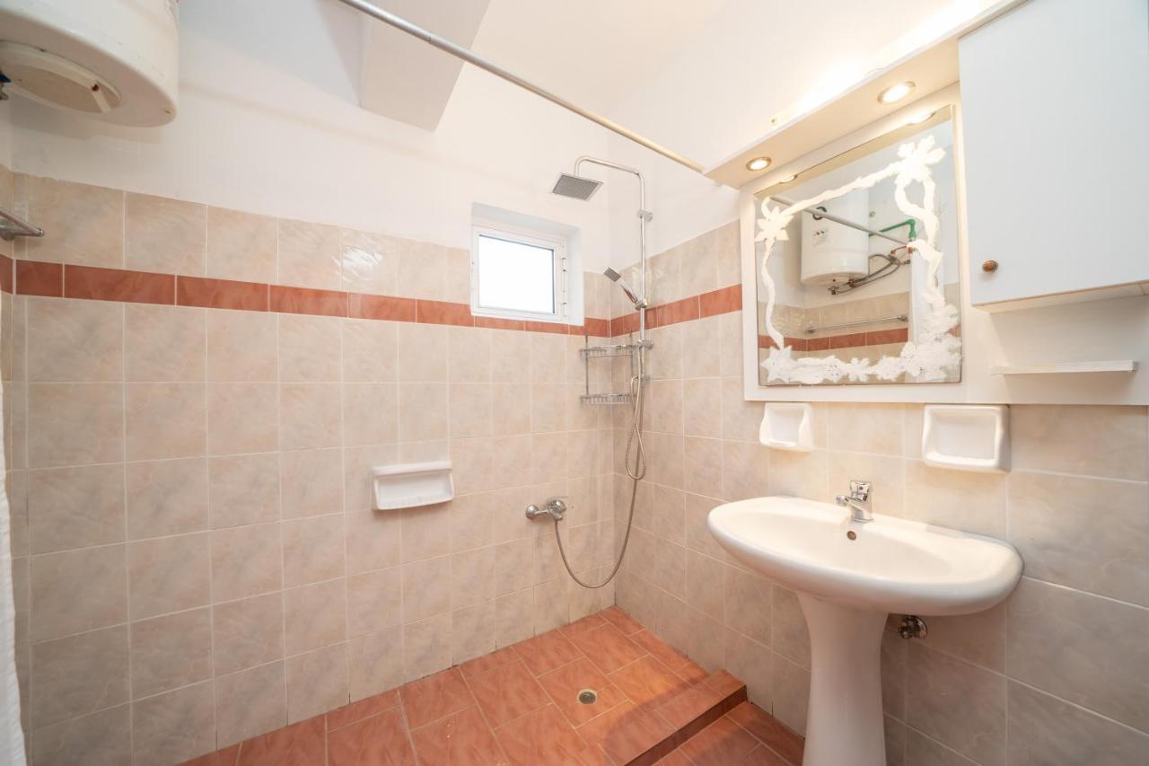 Afroditi Holiday Home - Yellow Apartment スヴォロナータ エクステリア 写真