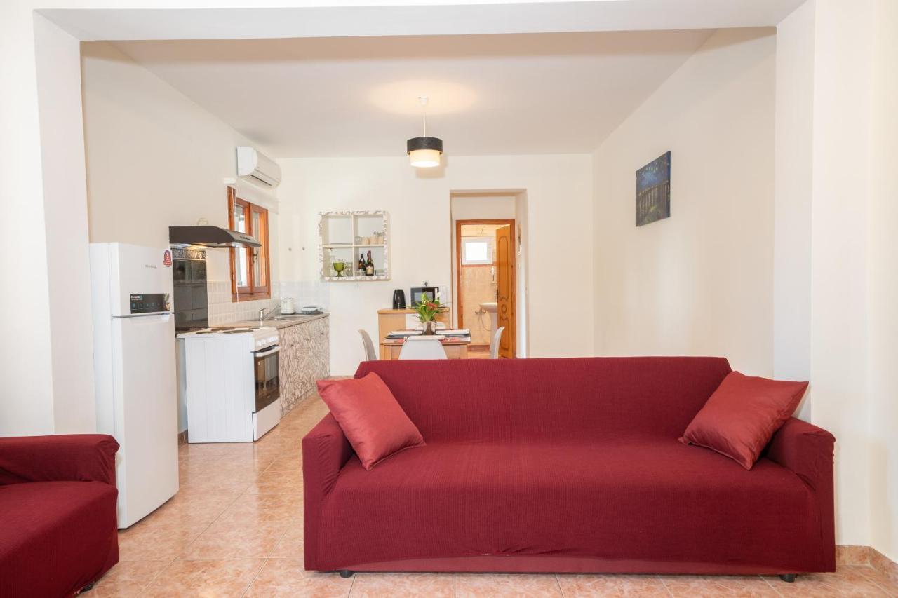 Afroditi Holiday Home - Yellow Apartment スヴォロナータ エクステリア 写真
