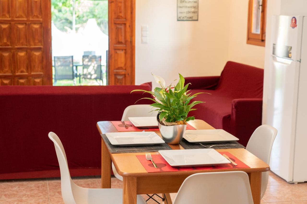 Afroditi Holiday Home - Yellow Apartment スヴォロナータ エクステリア 写真