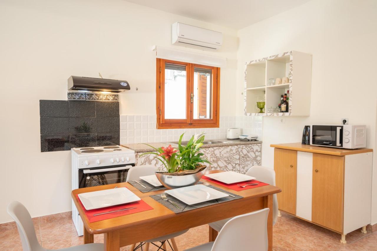 Afroditi Holiday Home - Yellow Apartment スヴォロナータ エクステリア 写真