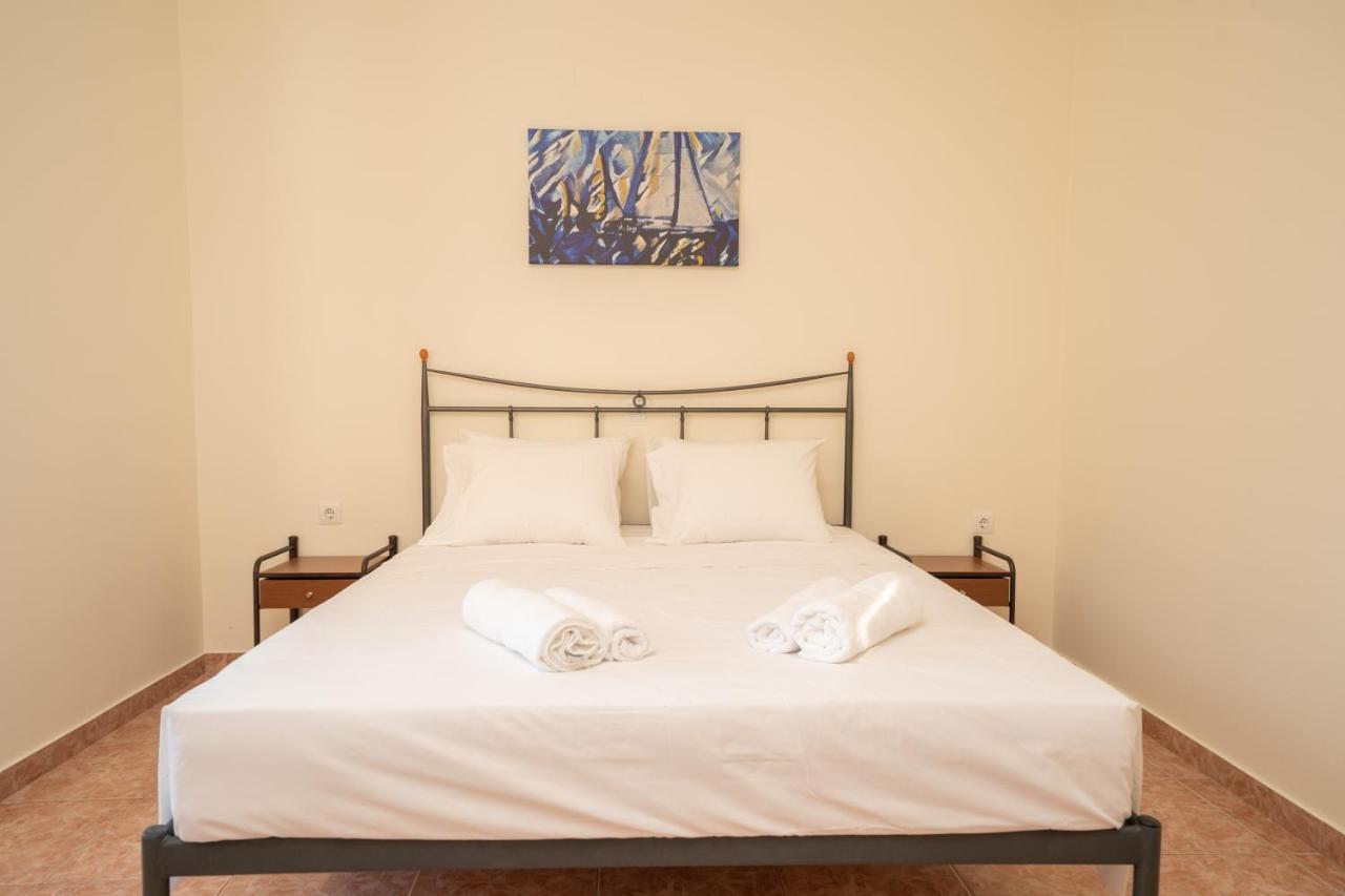 Afroditi Holiday Home - Yellow Apartment スヴォロナータ エクステリア 写真